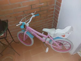 Bicicleta infantil rosa con cesta
