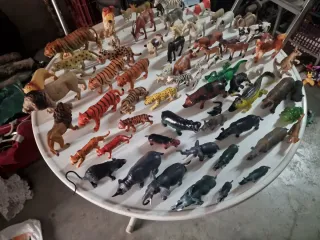 Lote de animales de plástico