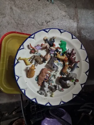 Lote de animales de plástico