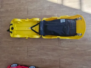 Maletas infantiles de juguete, roja y amarilla