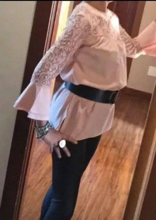 Blusa rosa con encaje