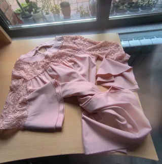 Blusa rosa con encaje