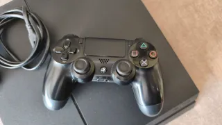 PlayStation 4 Negra + Mando + 4 juegos
