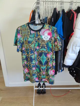 Camiseta con estampado de leopardo y flores