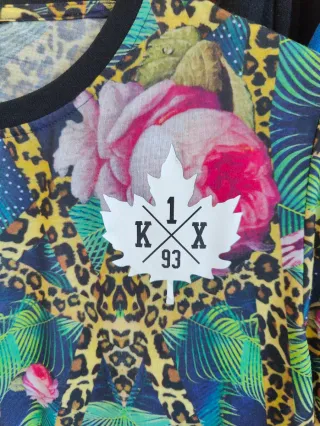 Camiseta con estampado de leopardo y flores