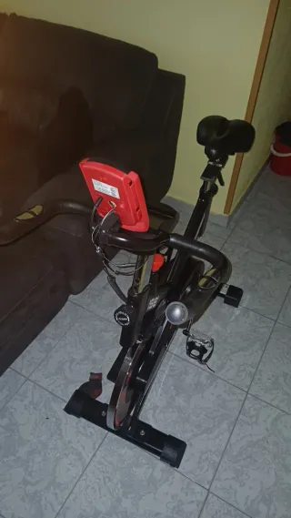 Bicicleta Estática Negra y Roja