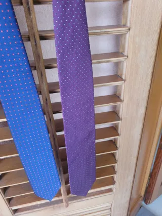 Cravatte blu e viola a pois