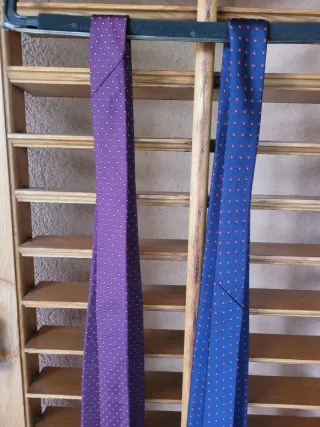 Cravatte blu e viola a pois