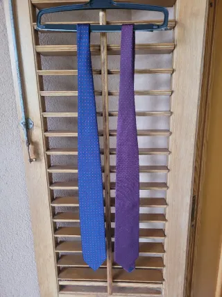 Cravatte blu e viola a pois