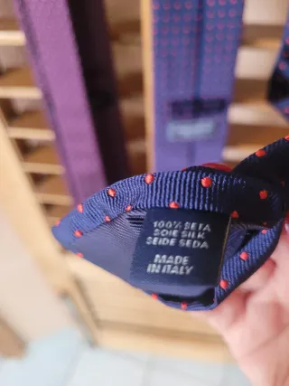 Cravatte blu e viola a pois