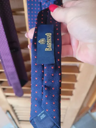 Cravatte blu e viola a pois