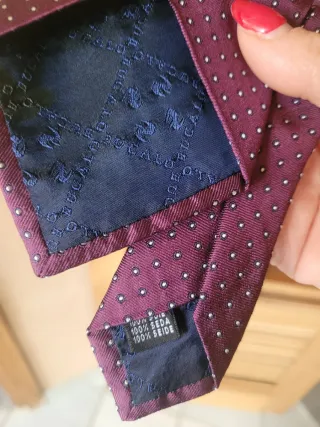 Cravatte blu e viola a pois