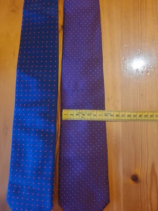 Cravatte blu e viola a pois