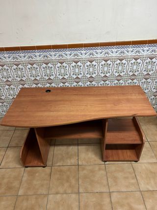 Escritorio de madera marrón