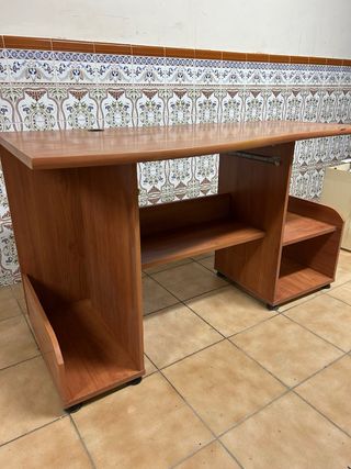 Escritorio de madera marrón