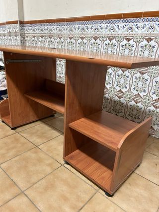 Escritorio de madera marrón