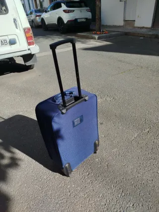 Maleta de viaje azul con ruedas