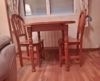 Mesa extensible de madera de pino macizo y sillas