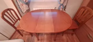 Mesa extensible de madera de pino macizo y sillas