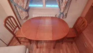 Mesa extensible de madera de pino macizo y sillas