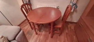 Mesa extensible de madera de pino macizo y sillas