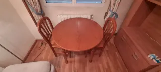 Mesa extensible de madera de pino macizo y sillas