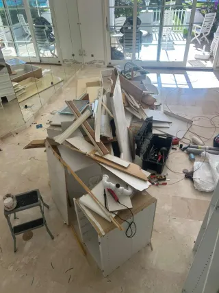 Retirada de muebles de cocina y enseres.....