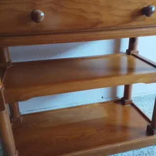 Mueble de madera con cajón y estantes