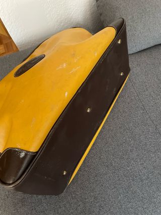 Maleta de polipiel vintage amarilla y marrón