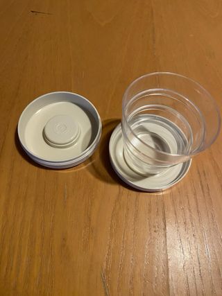 Portapillole con bicchiere da viaggio