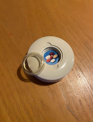 Portapillole con bicchiere da viaggio