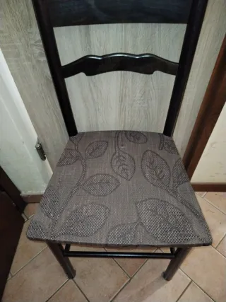 Sedia in tessuto con seduta imbottita