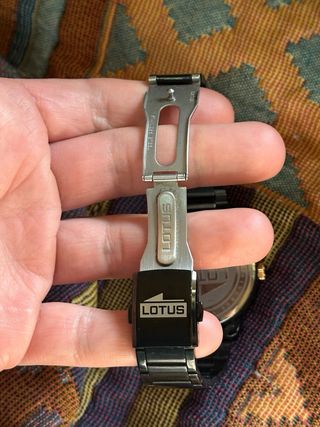 Reloj Lotus Negro y Dorado