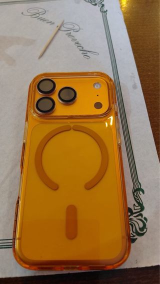Funda naranja para iPhone 17pro