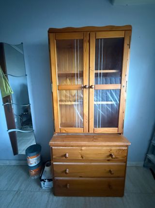Mueble vitrina y cajones de madera