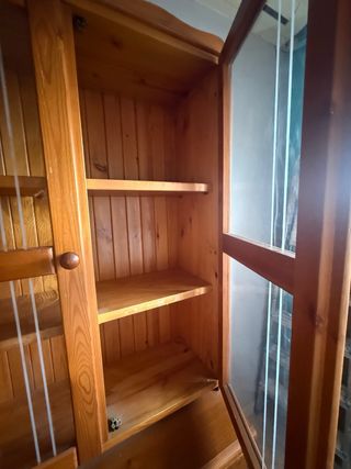 Mueble vitrina y cajones de madera