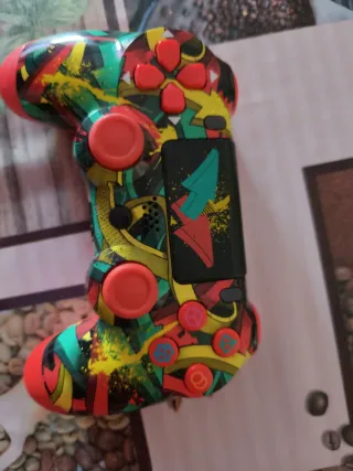 Controller PS4 Sony con design vibrante