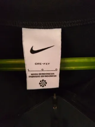 Chaqueta fina Nike negra y blanca