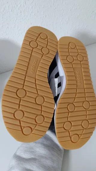 Zapatillas Adidas Run 70s Negras y Blancas Nuevas