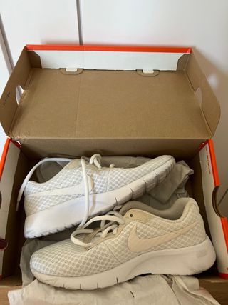 Nike Legend React 2 Beige/Blanco Talla 35