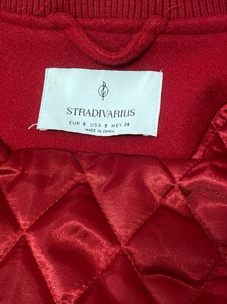 Chaqueta universitaria roja y blanca