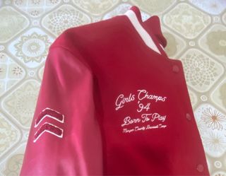 Chaqueta universitaria roja y blanca