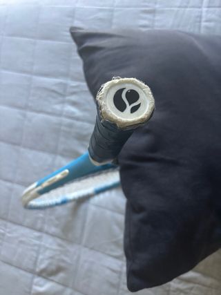 Raqueta de tenis azul y blanca