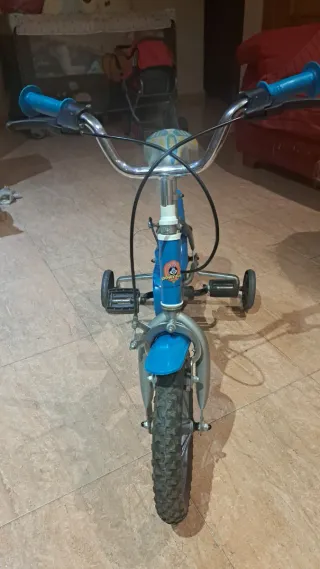Bicicleta infantil azul con ruedines
