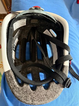 Casco de bicicleta blanco con diseño