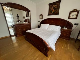 Dormitorio completo madera noble y mármol.