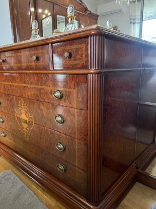 Dormitorio completo madera noble y mármol.