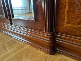 Dormitorio completo madera noble y mármol.