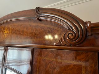 Dormitorio completo madera noble y mármol.