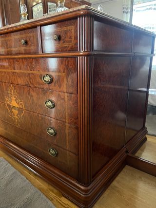 Dormitorio completo madera noble y mármol.